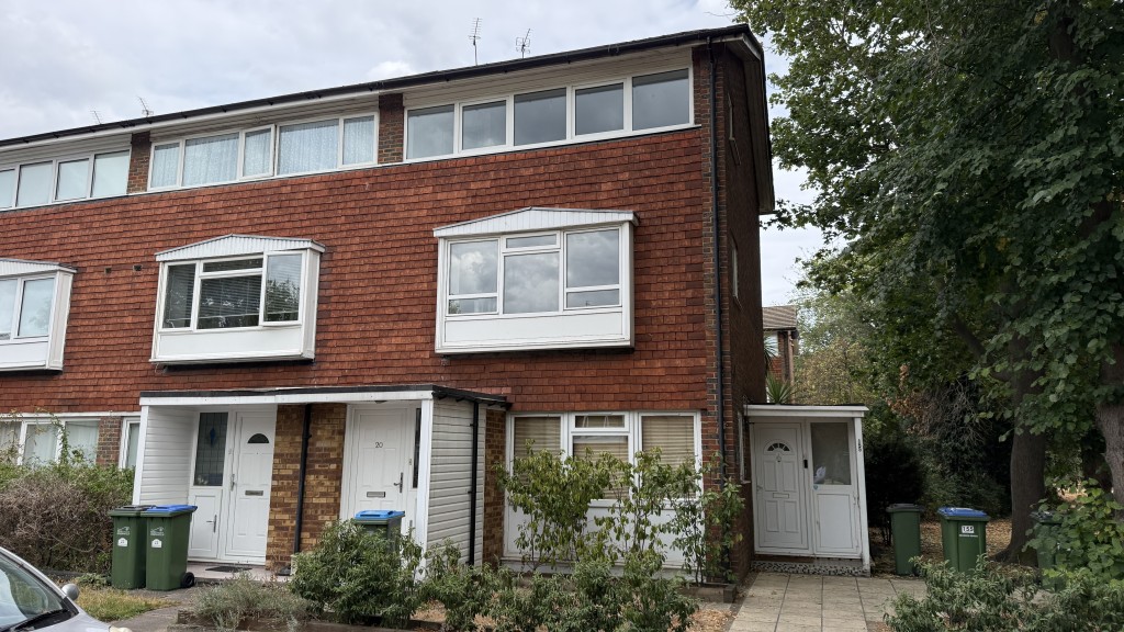 Lot: 214 - VACANT MAISONETTE FOR INVESTMENT OR OWNER OCCUPATION - Exterior image of flat from street level